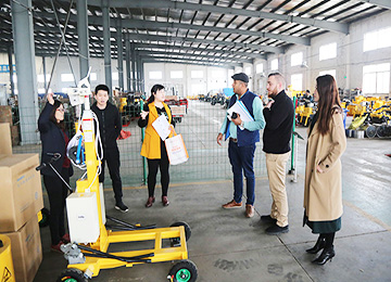Warmly Welcomes UAE Merchants To Visit Zhong Yun Company For Purchase Pavement Equipment